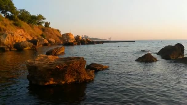 Puesta de sol en la playa de mar con piedras — Vídeo de stock