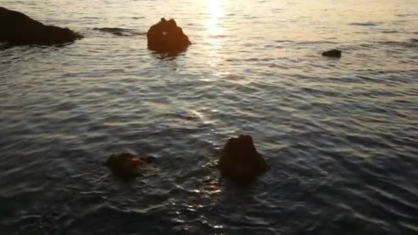 Pôr do sol na praia do mar com pedras — Vídeo de Stock