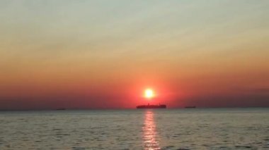 Taşlar ile deniz sahilde günbatımı