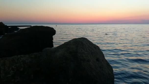 Puesta de sol en la playa de mar con piedras — Vídeo de stock