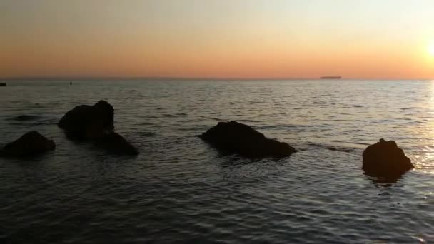 Coucher de soleil sur la plage de la mer avec pierres — Video