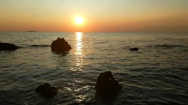 Pôr do sol na praia do mar com pedras — Vídeo de Stock