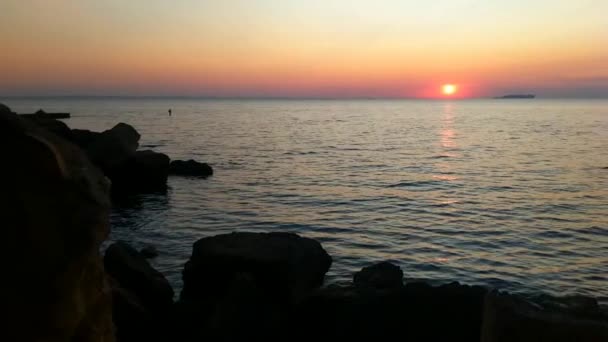 Pôr do sol na praia do mar com pedras — Vídeo de Stock