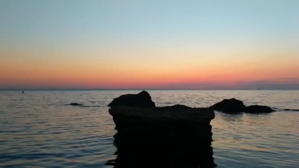 Закат на морском пляже с камнями — стоковое видео
