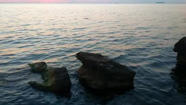Západ slunce na pláži u moře s kameny — Stock video