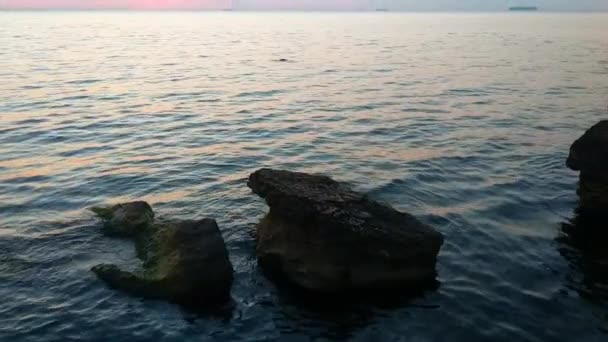 Coucher de soleil sur la plage de la mer avec pierres 