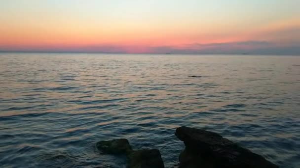 Solnedgång på havet stranden med stenar — Stockvideo