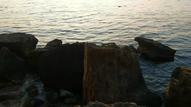 Puesta de sol en la playa de mar con piedras — Vídeos de Stock