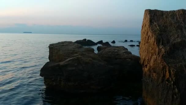 Pôr do sol na praia do mar com pedras — Vídeo de Stock