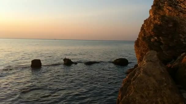 Закат на морском пляже с камнями — стоковое видео