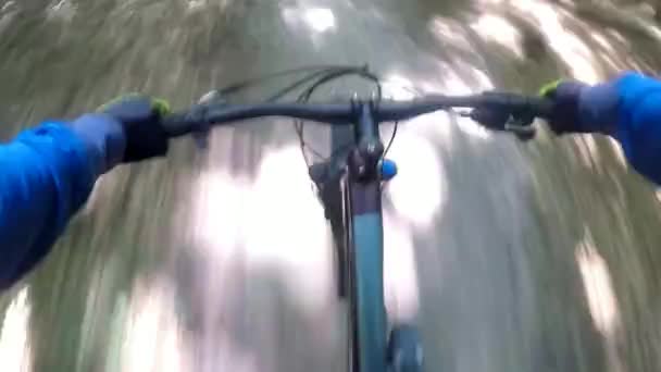 MTB cykel på spåret under sommarsäsongen; — Stockvideo