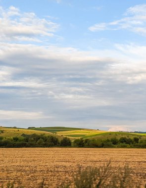 Dramatik bulutlar ile yağmur sırasında Karpat tepeler