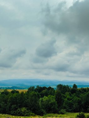 Dramatik bulutlar ile yağmur sırasında Karpat tepeler