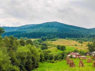 Dramatik bulutlar ile yağmur sırasında Karpat tepeler