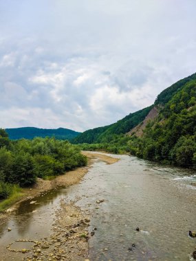 Dramatik bulutlar ile yağmur sırasında Karpat tepeler
