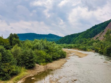 Dramatik bulutlar ile yağmur sırasında Karpat tepeler