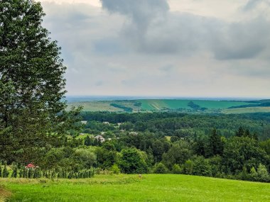 Dramatik bulutlar ile yağmur sırasında Karpat tepeler