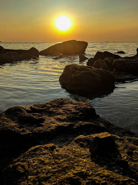 Sealine Mit Steinen Während Des Sonnenuntergangs Der Sommersaison — Stockfoto