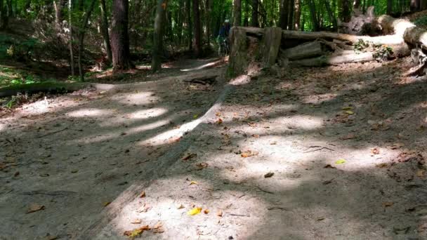 MTB bicicleta en el camino en la temporada de verano — Vídeo de stock