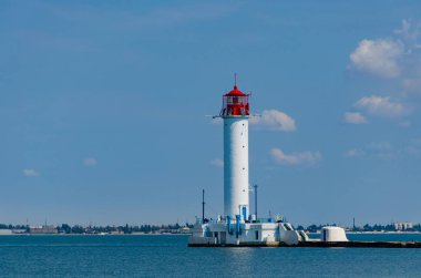 Yaz sezonunda Odesa'da Karadeniz'de deniz feneri ile deniz manzarası