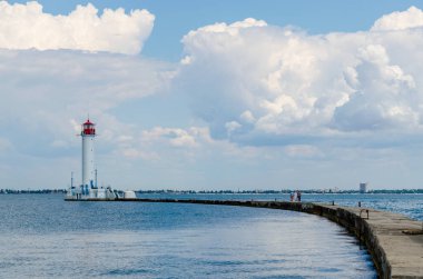 Yaz sezonunda Odesa'da Karadeniz'de deniz feneri ile deniz manzarası