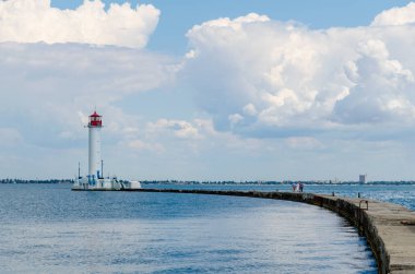 Yaz sezonunda Odesa'da Karadeniz'de deniz feneri ile deniz manzarası