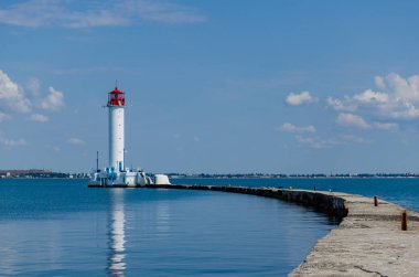 Yaz sezonunda Odesa'da Karadeniz'de deniz feneri ile deniz manzarası