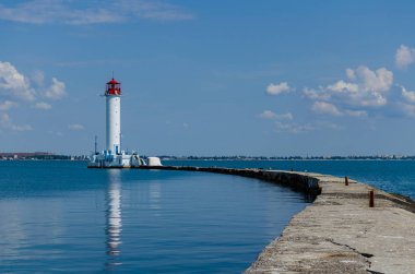 Yaz sezonunda Odesa'da Karadeniz'de deniz feneri ile deniz manzarası