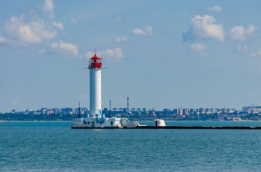 Yaz sezonunda Odesa'da Karadeniz'de deniz feneri ile deniz manzarası