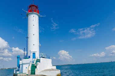 Yaz sezonunda Odesa'da Karadeniz'de deniz feneri ile deniz manzarası