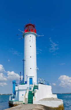 Yaz sezonunda Odesa'da Karadeniz'de deniz feneri ile deniz manzarası