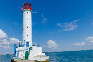 Yaz sezonunda Odesa'da Karadeniz'de deniz feneri ile deniz manzarası