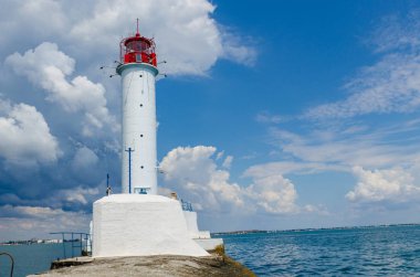 Yaz sezonunda Odesa'da Karadeniz'de deniz feneri ile deniz manzarası
