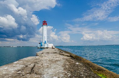 Yaz sezonunda Odesa'da Karadeniz'de deniz feneri ile deniz manzarası