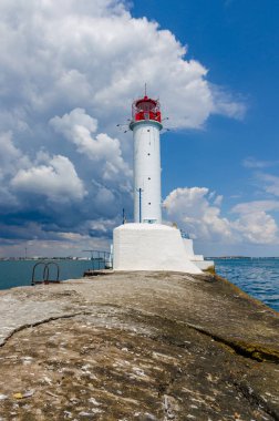 Yaz sezonunda Odesa'da Karadeniz'de deniz feneri ile deniz manzarası