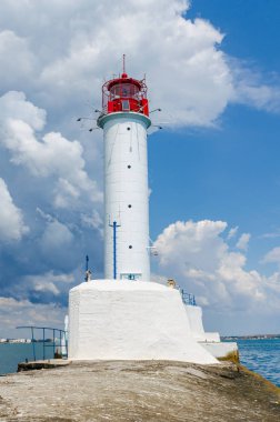 Yaz sezonunda Odesa'da Karadeniz'de deniz feneri ile deniz manzarası