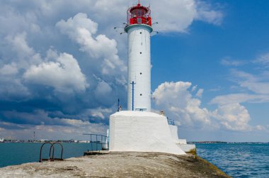 Yaz sezonunda Odesa'da Karadeniz'de deniz feneri ile deniz manzarası