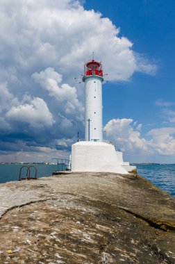 Yaz sezonunda Odesa'da Karadeniz'de deniz feneri ile deniz manzarası