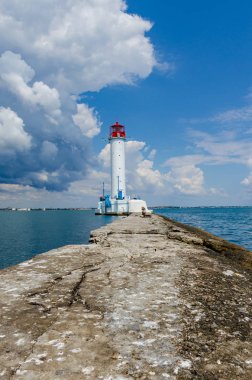 Yaz sezonunda Odesa'da Karadeniz'de deniz feneri ile deniz manzarası