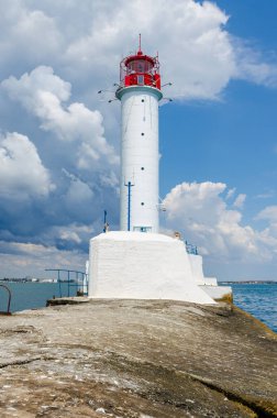 Yaz sezonunda Odesa'da Karadeniz'de deniz feneri ile deniz manzarası