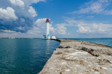 Yaz sezonunda Odesa'da Karadeniz'de deniz feneri ile deniz manzarası