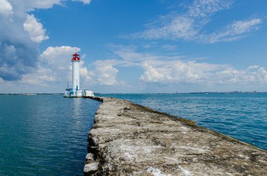 Yaz sezonunda Odesa'da Karadeniz'de deniz feneri ile deniz manzarası