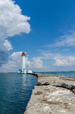Yaz sezonunda Odesa'da Karadeniz'de deniz feneri ile deniz manzarası