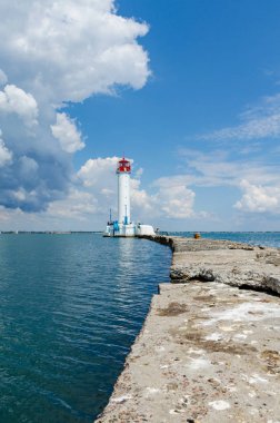 Yaz sezonunda Odesa'da Karadeniz'de deniz feneri ile deniz manzarası