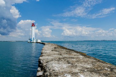 Yaz sezonunda Odesa'da Karadeniz'de deniz feneri ile deniz manzarası
