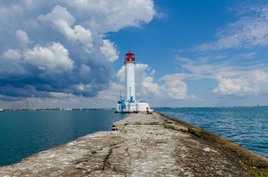 Yaz sezonunda Odesa'da Karadeniz'de deniz feneri ile deniz manzarası