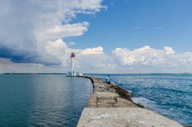 Yaz sezonunda Odesa'da Karadeniz'de deniz feneri ile deniz manzarası