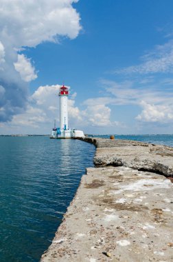Yaz sezonunda Odesa'da Karadeniz'de deniz feneri ile deniz manzarası