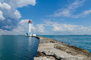 Yaz sezonunda Odesa'da Karadeniz'de deniz feneri ile deniz manzarası