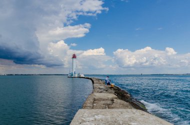 Yaz sezonunda Odesa'da Karadeniz'de deniz feneri ile deniz manzarası